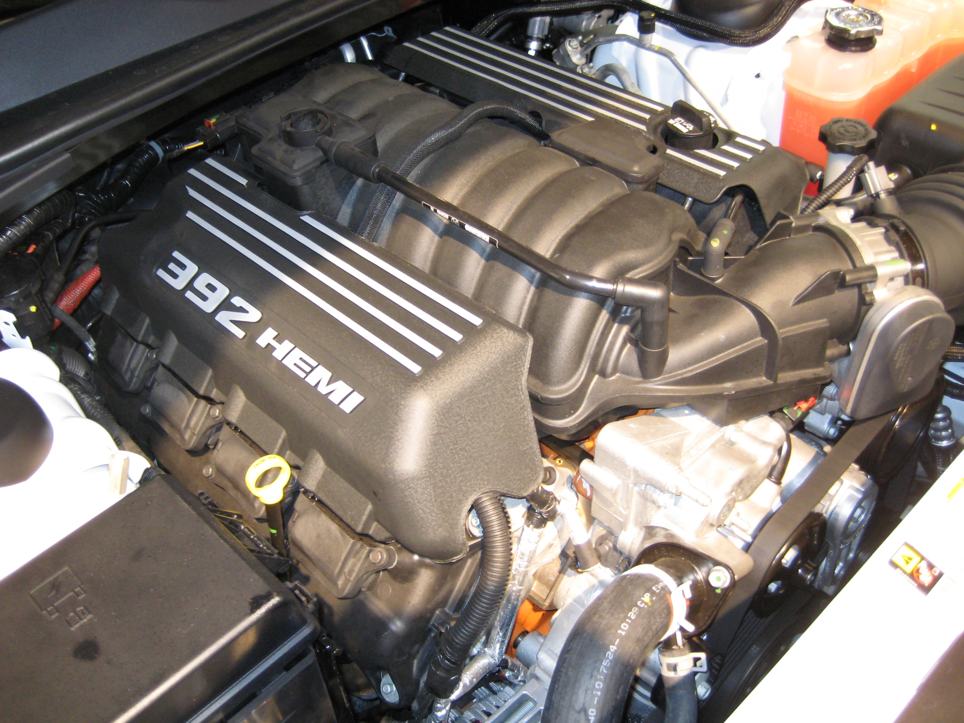 Мотор челленджер. Мотор 6.4 Hemi srt8 wk2. 392 Hemi v8. Двигатель srt 392 Hemi. Dodge Challenger Hemi 6.4.